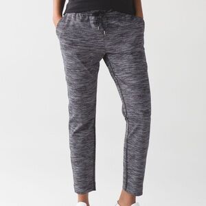 Lululemon Jet Pant
Wee Are From Space Dark Carbon Ice Grey